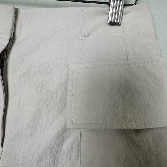 Lululemon Relaxed-Fit Super-High-Rise Cargo Short 4"  in Bone Size 4 - Picture 13 of 16